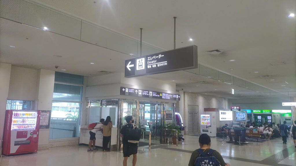 モノレール那覇空港駅へむかいます